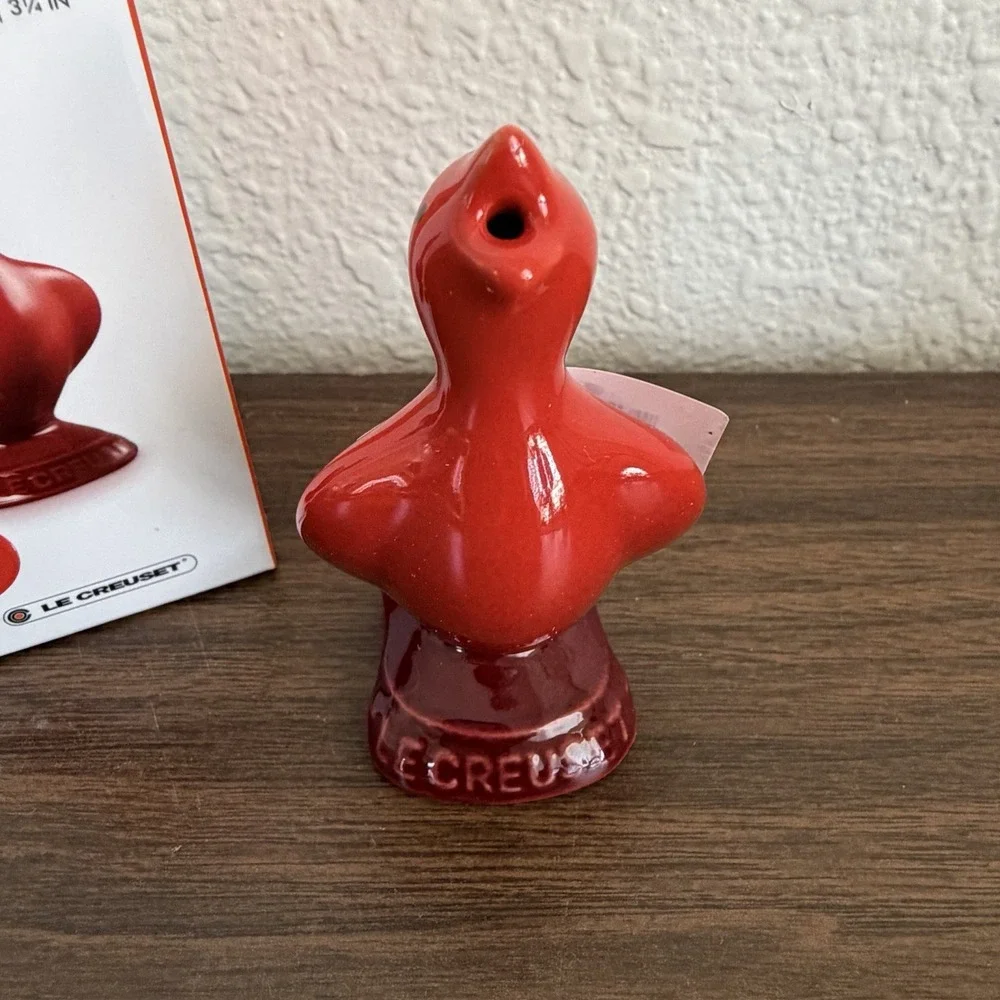 Le Creuset Red Pie Bird NEW Stoneware Baking Vent NIB 3.25